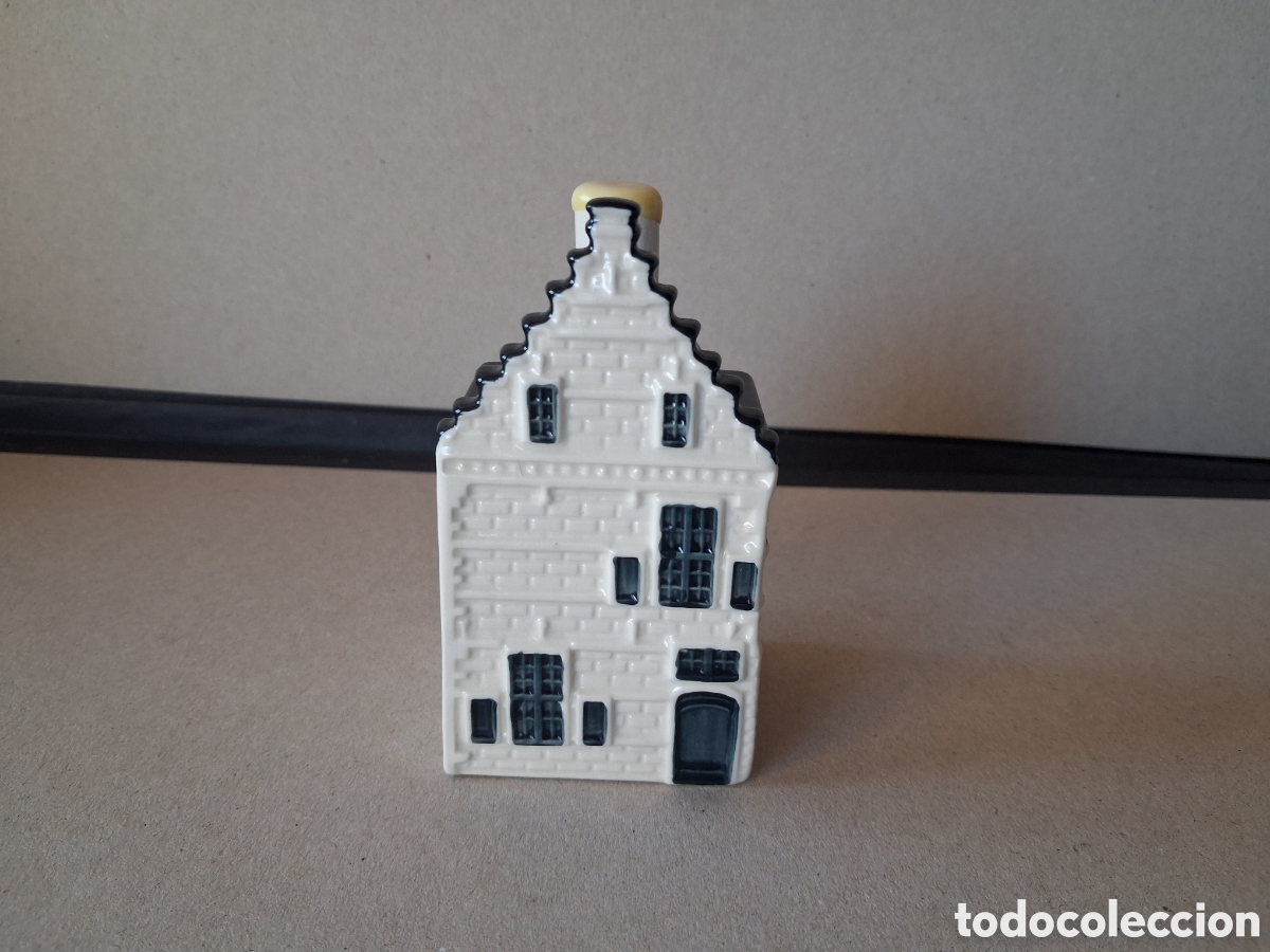 Botellas antiguas: Casita botella en cer&aacute;mica de Delft