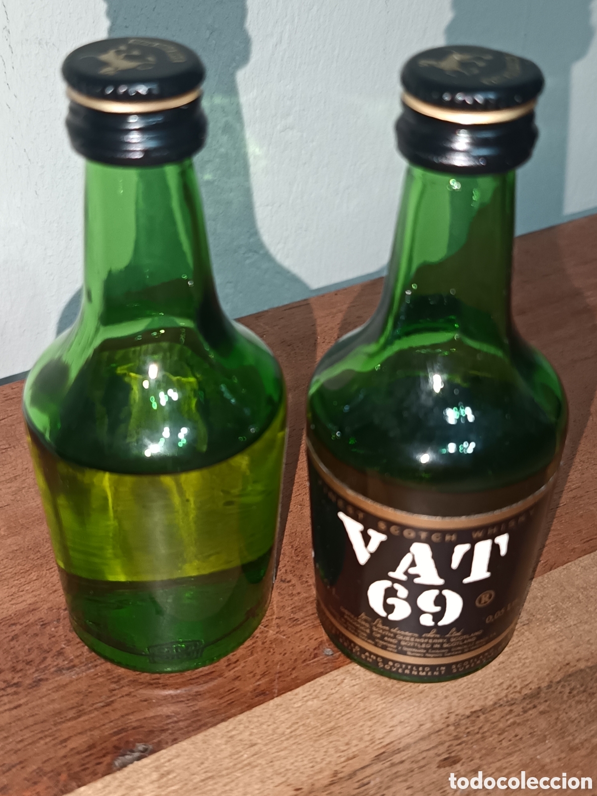 Botellas antiguas: Set 2 miniaturas botellas Vat 69 - Foto 3