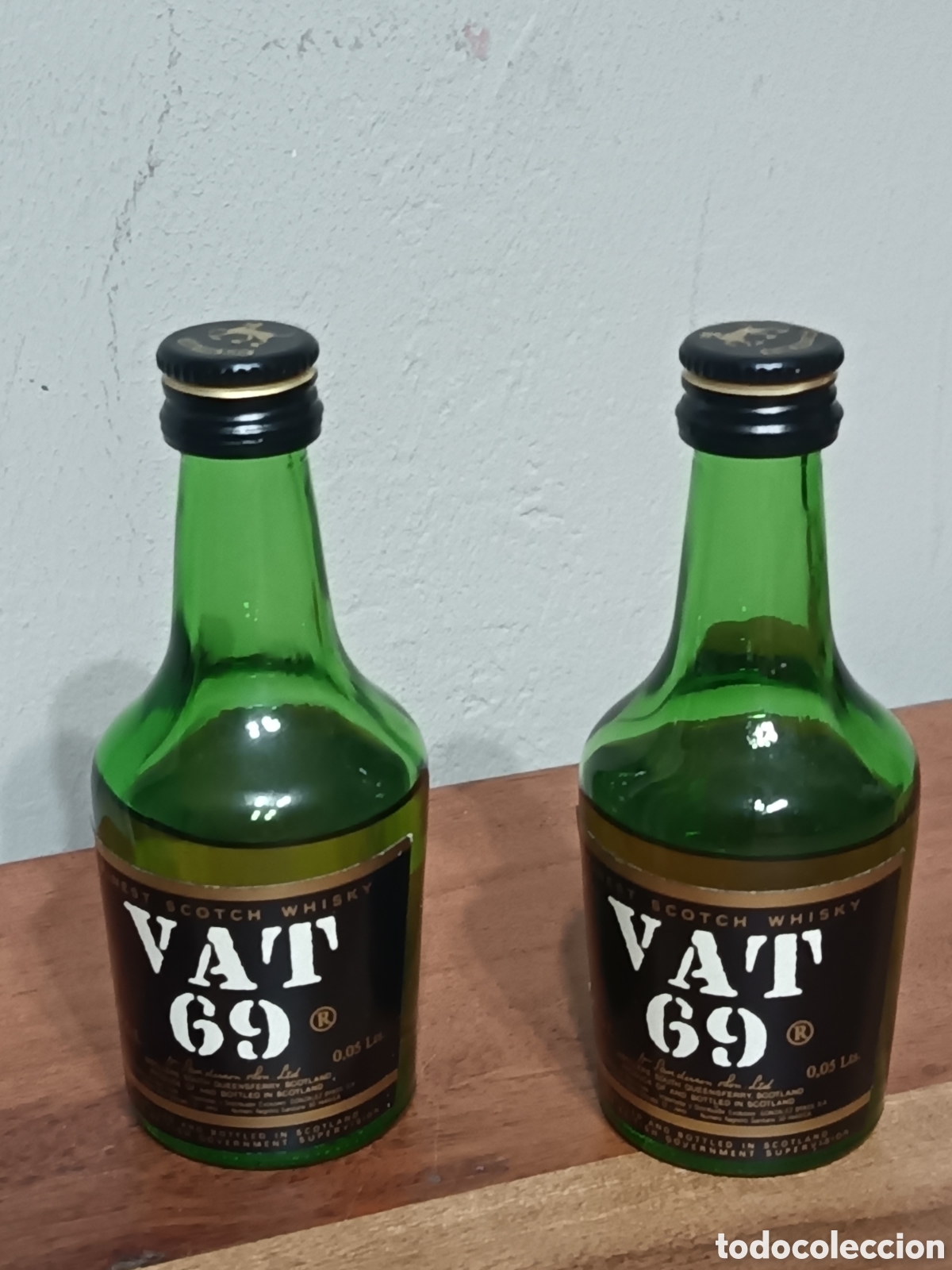 Botellas antiguas: Set 2 miniaturas botellas Vat 69 - Foto 1