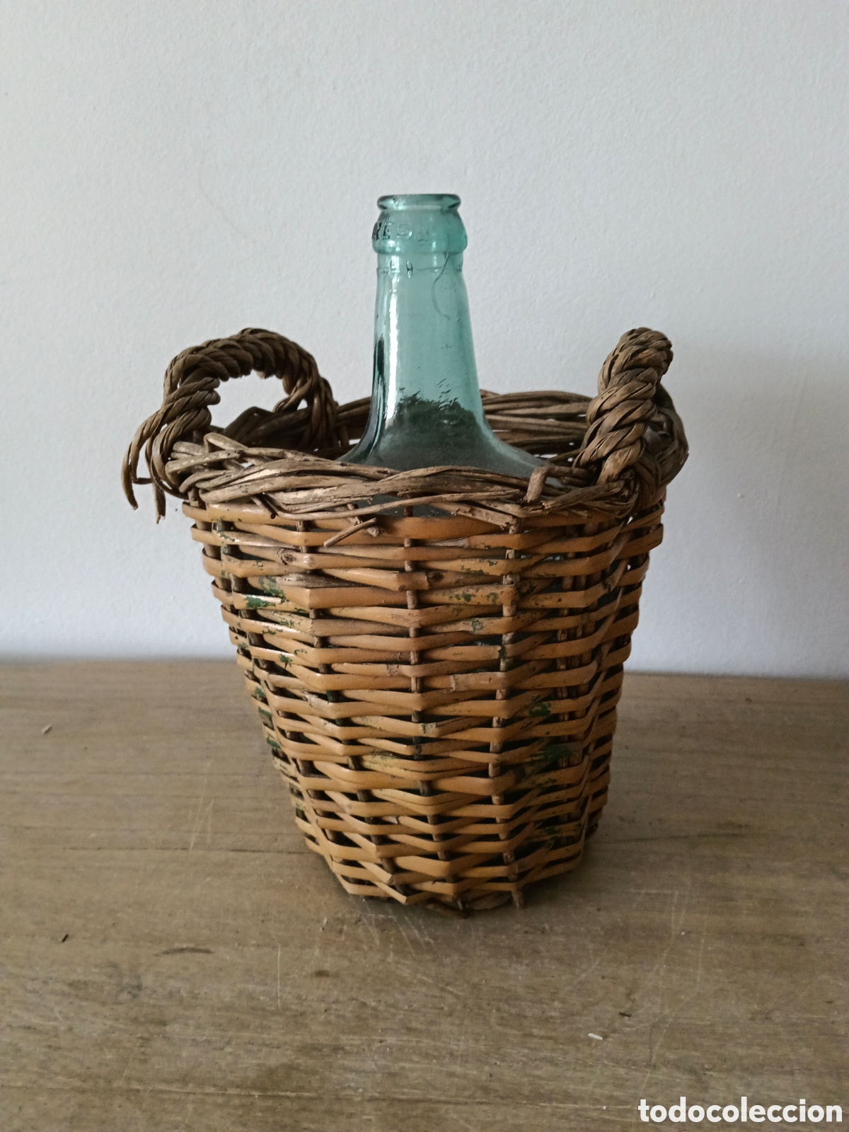 Botellas antiguas: Damajuana con cesta mimbre