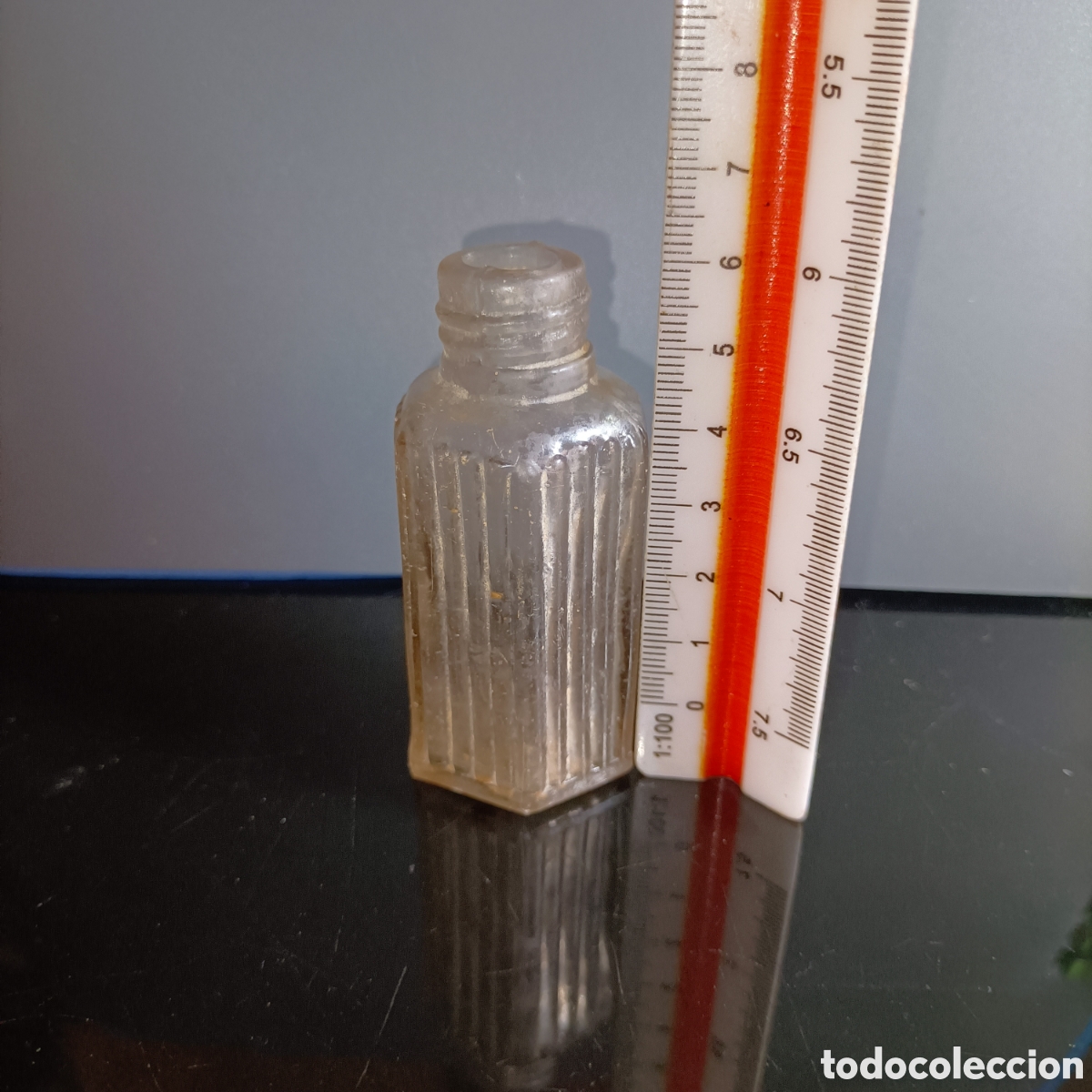 Botellas antiguas: BOTELLA O FRASCO TRANSPARENTE y ESTRIADO.