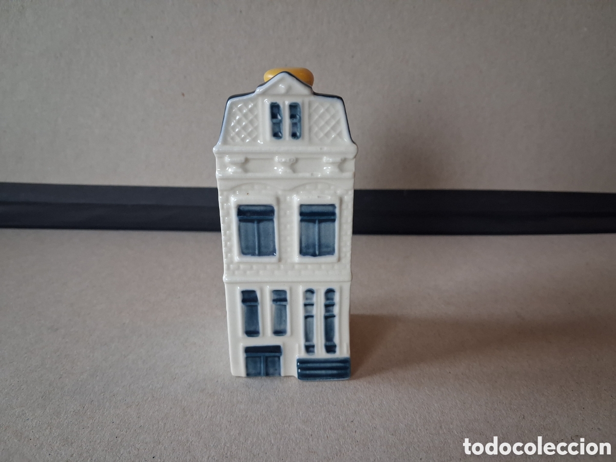 Botellas antiguas: Casita botella en cer&aacute;mica de Delft