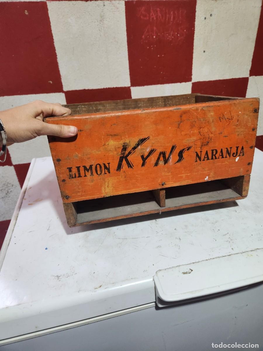 Botellas antiguas: ANTIGUA CAJA DE BOTELLINES DE MADERA. REFRESCOS LIM&Oacute;N KAS NARANJA.