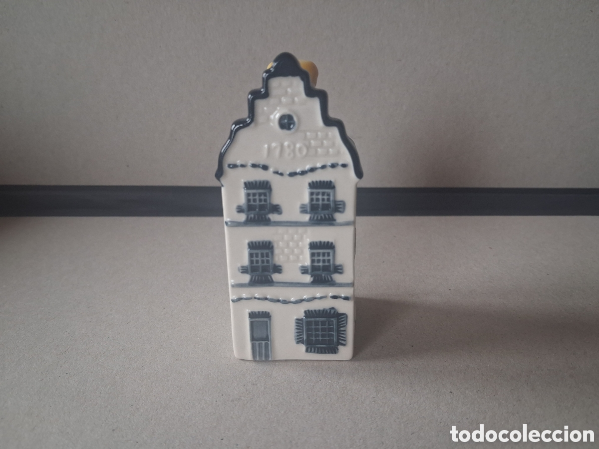 Botellas antiguas: Casita botella en cer&aacute;mica de Delft