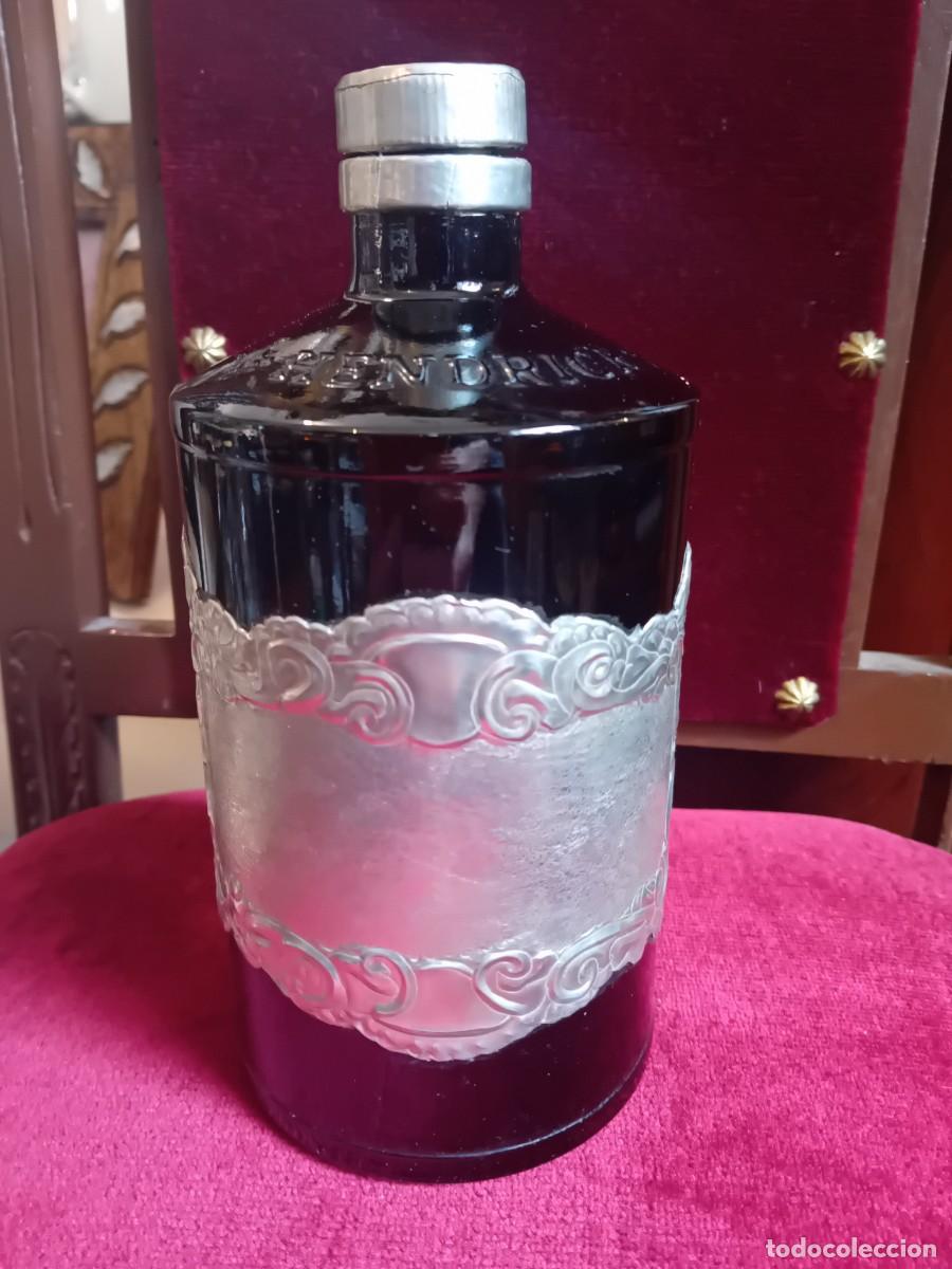 Botellas antiguas: Botella Hendricke decorada con esta&ntilde;o repujado
