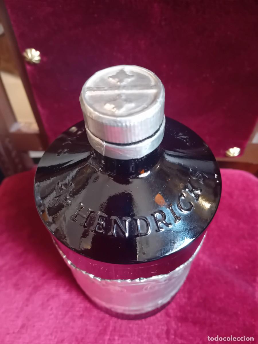 Botellas antiguas: Botella Hendricke decorada con esta&ntilde;o repujado - Foto 2