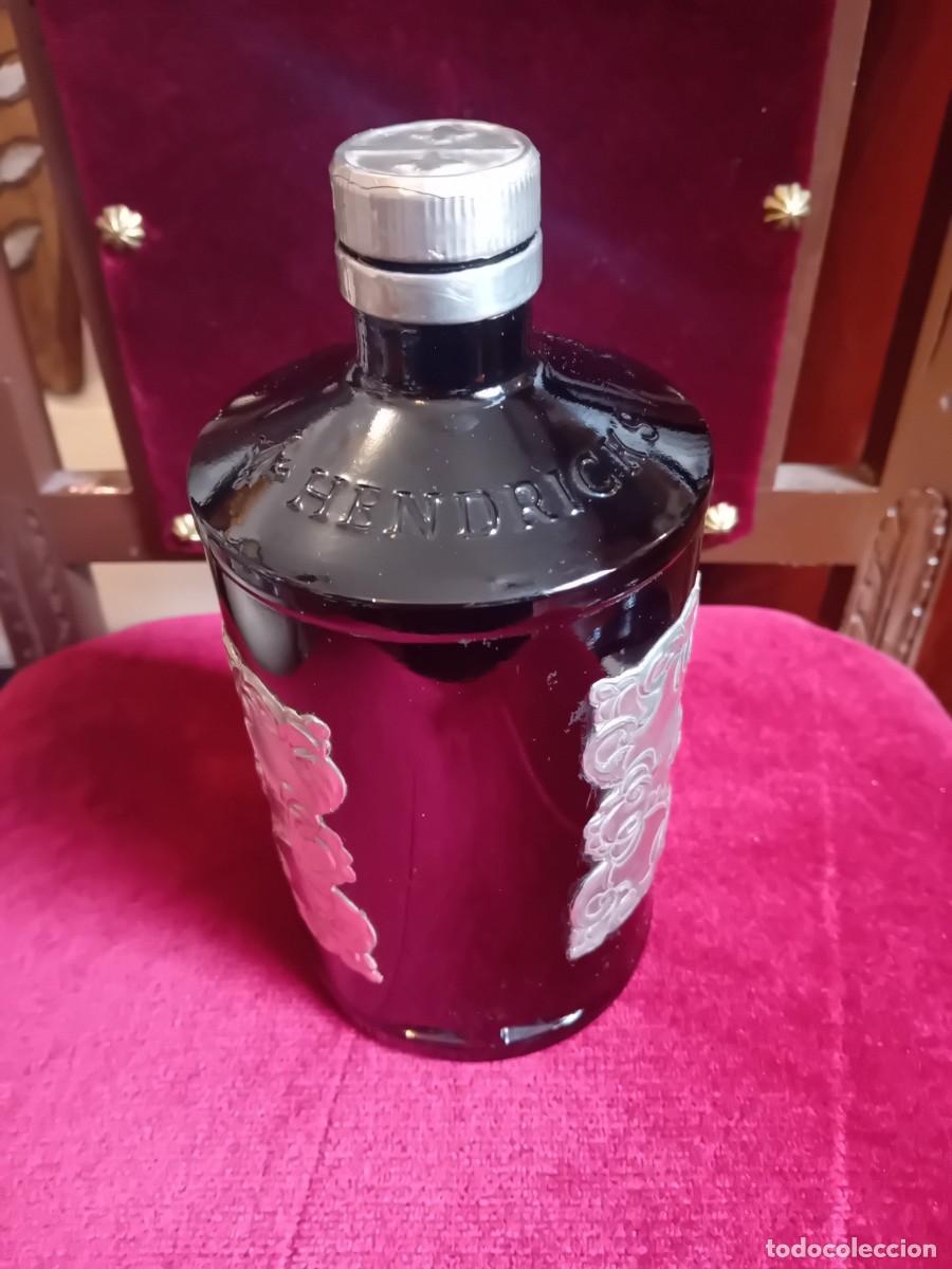 Botellas antiguas: Botella Hendricke decorada con esta&ntilde;o repujado - Foto 4