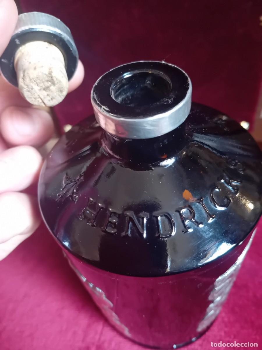 Botellas antiguas: Botella Hendricke decorada con esta&ntilde;o repujado - Foto 6