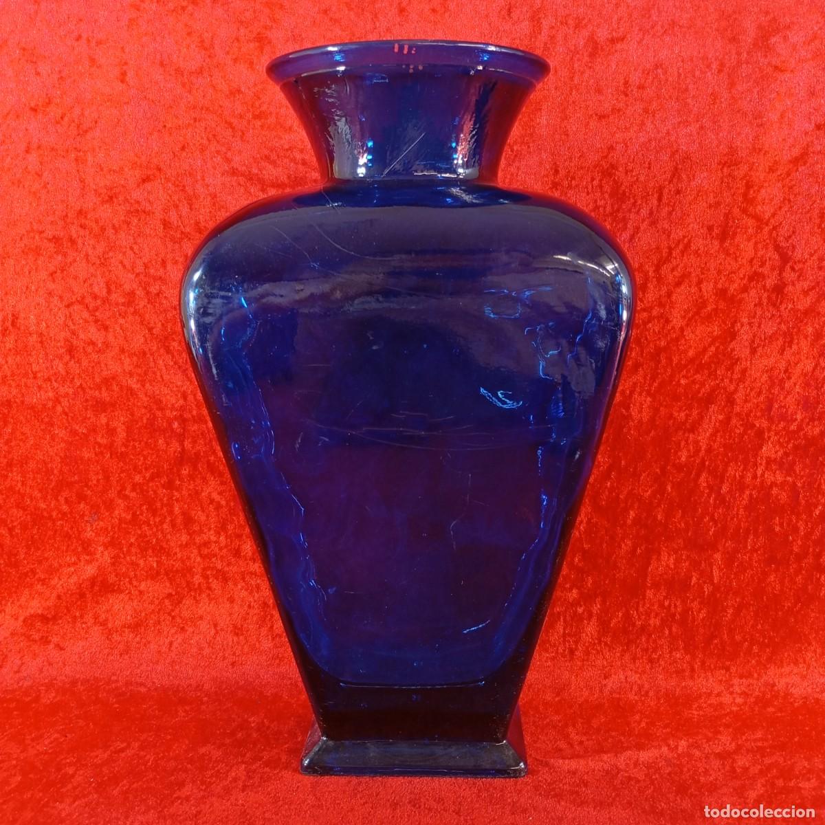 Botellas antiguas: PRECIOSO JARRON DE CRISTAL AZUL - 36 X 20 X 14 CM - FLORERO