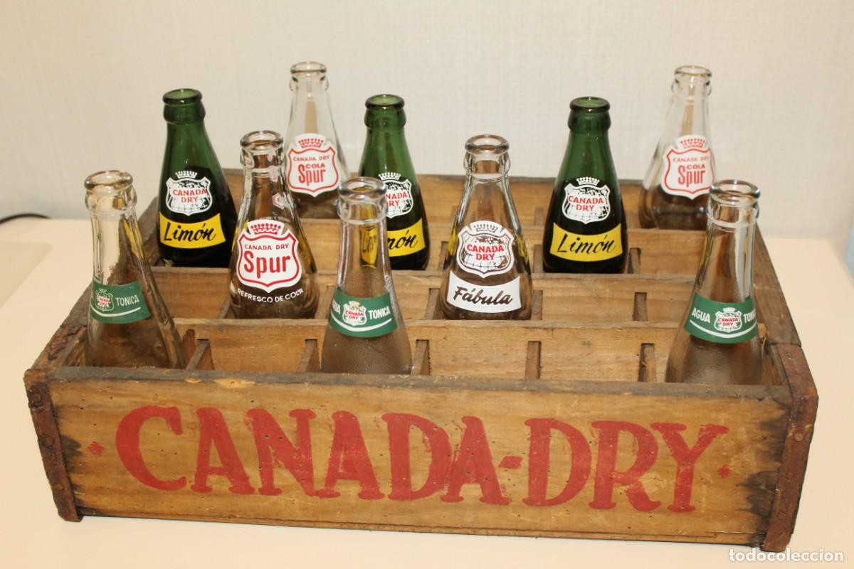 Botellas antiguas: ANTIGUA CAJA DE MADERA CON BOTELLAS VARIADAS CANADA - DRY