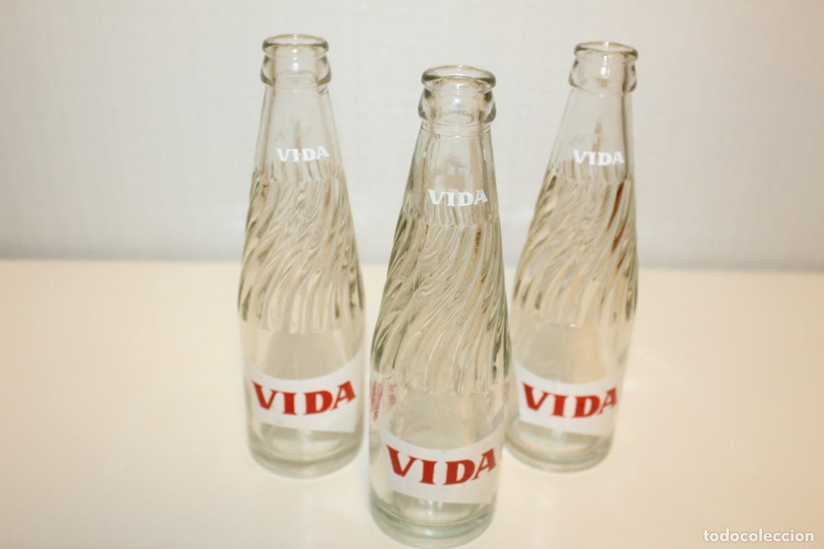 Botellas antiguas: 3 ANTIGUAS BOTELLAS SERIGAFRIADA ZUMO VIDA FABRICADA POR FESA - A&Ntilde;OS 50/60