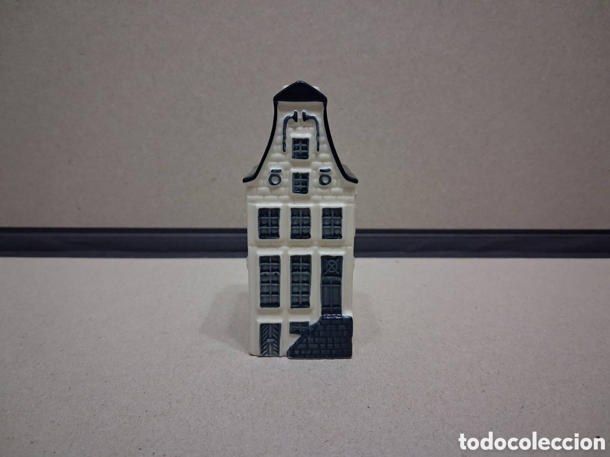 Botellas antiguas: Casita botella en cer&aacute;mica de Delft