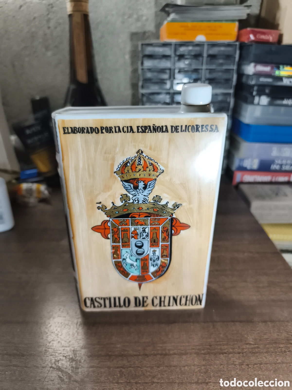 Botellas antiguas: Antigua botella de porcelana de an&iacute;s castillo de Chinchon, vacia