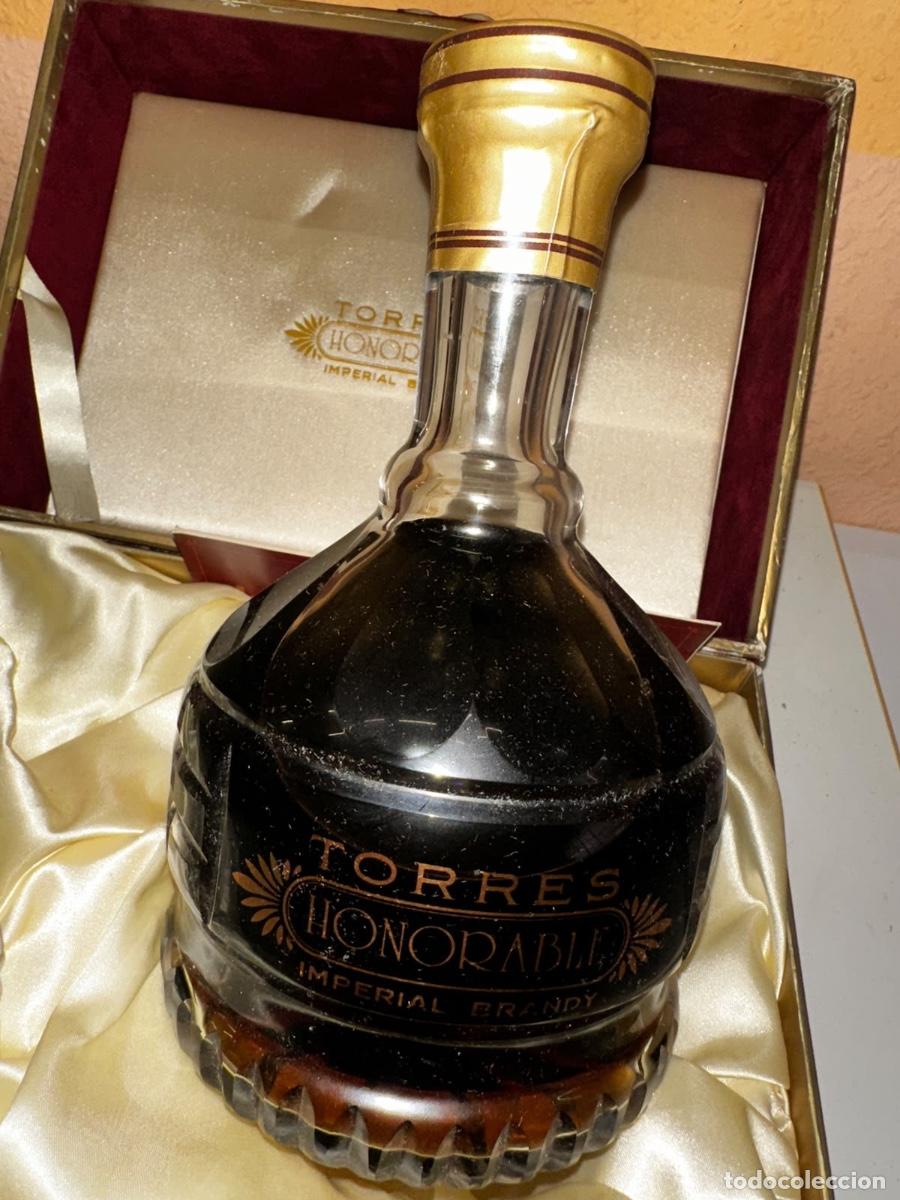 Botellas antiguas: Botella de Torres Honorable Imperial Brandy - Foto 6