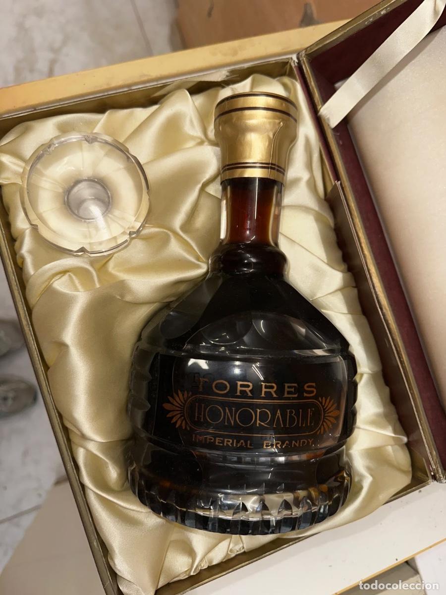 Botellas antiguas: Botella de Torres Honorable Imperial Brandy - Foto 7