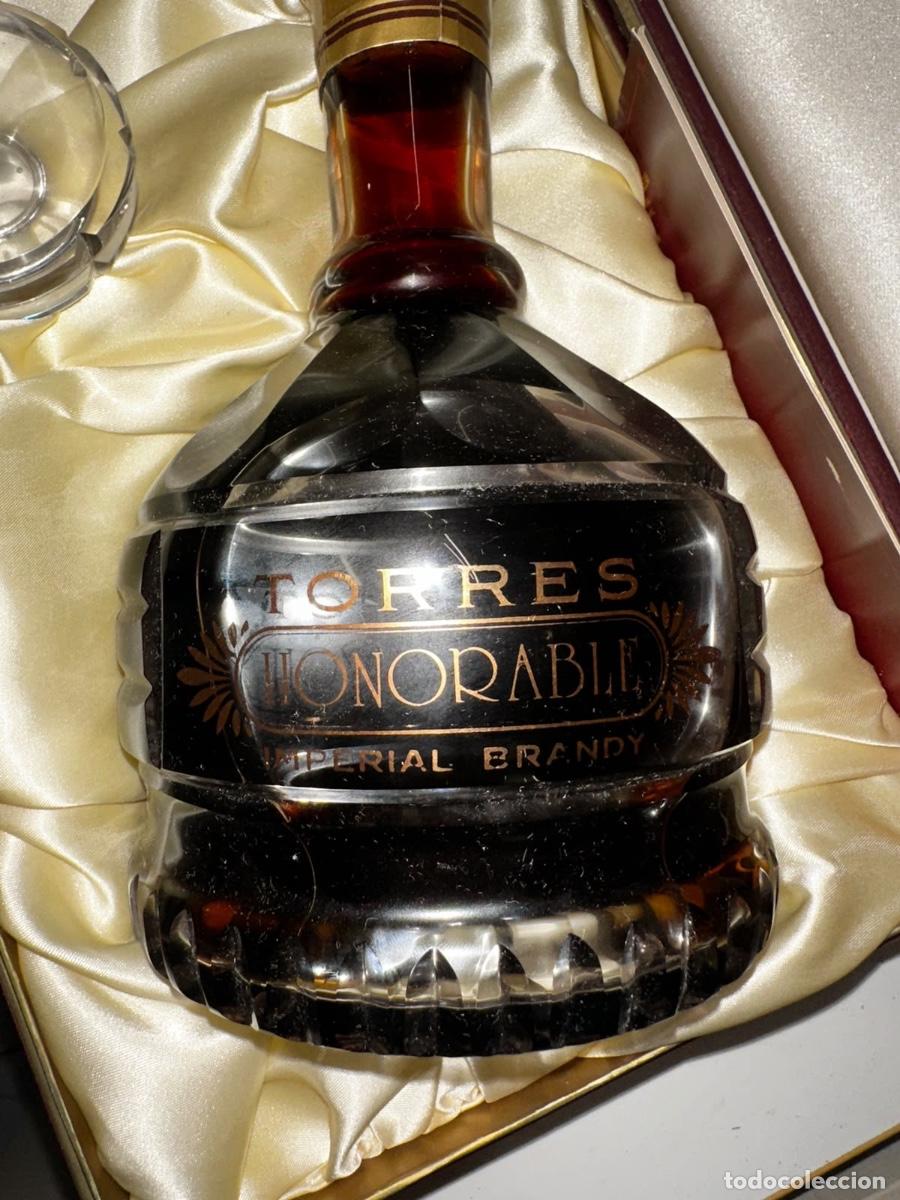 Botellas antiguas: Botella de Torres Honorable Imperial Brandy - Foto 8