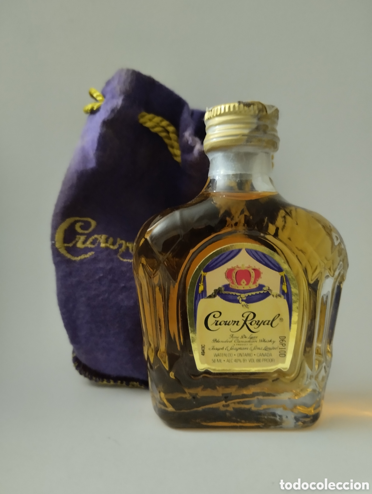 Botellas antiguas: Botellita whisky con saco Crown Royal