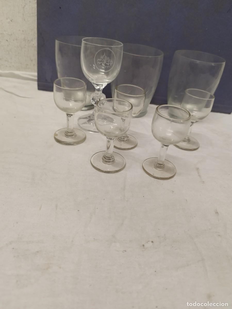 Botellas antiguas: Lote de vasos antiguos y copas de chupito licor. Vidrio o cristal. 9 piezas.