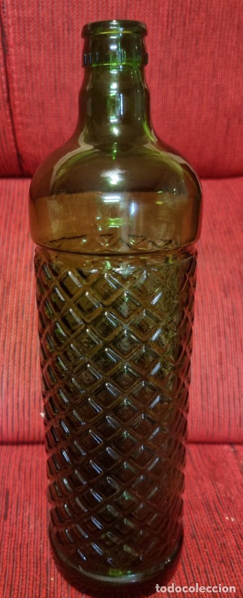 Botellas antiguas: BOTELLA ANTIGUA DE CRISTAL VERDE RELIEVE - Foto 1