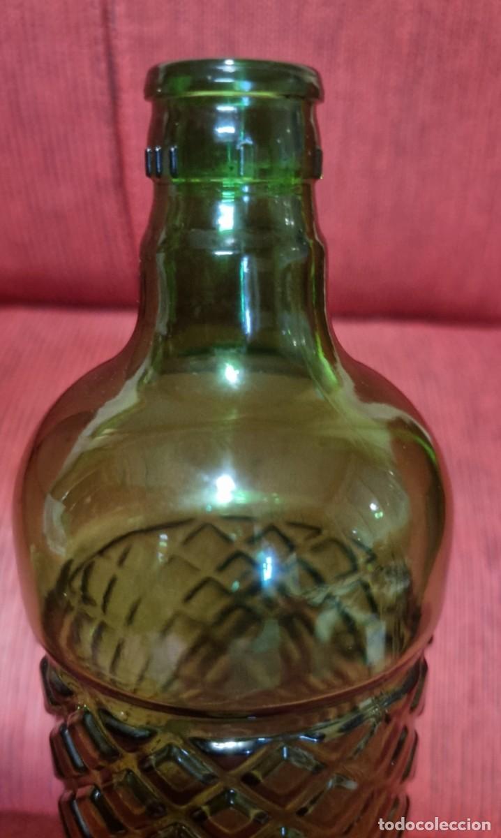 Botellas antiguas: BOTELLA ANTIGUA DE CRISTAL VERDE RELIEVE - Foto 2