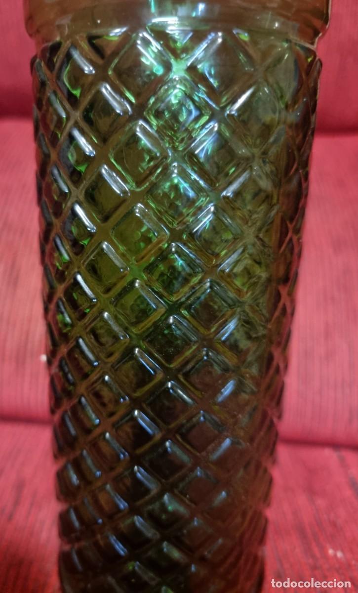 Botellas antiguas: BOTELLA ANTIGUA DE CRISTAL VERDE RELIEVE - Foto 3