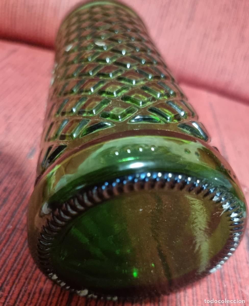 Botellas antiguas: BOTELLA ANTIGUA DE CRISTAL VERDE RELIEVE - Foto 4