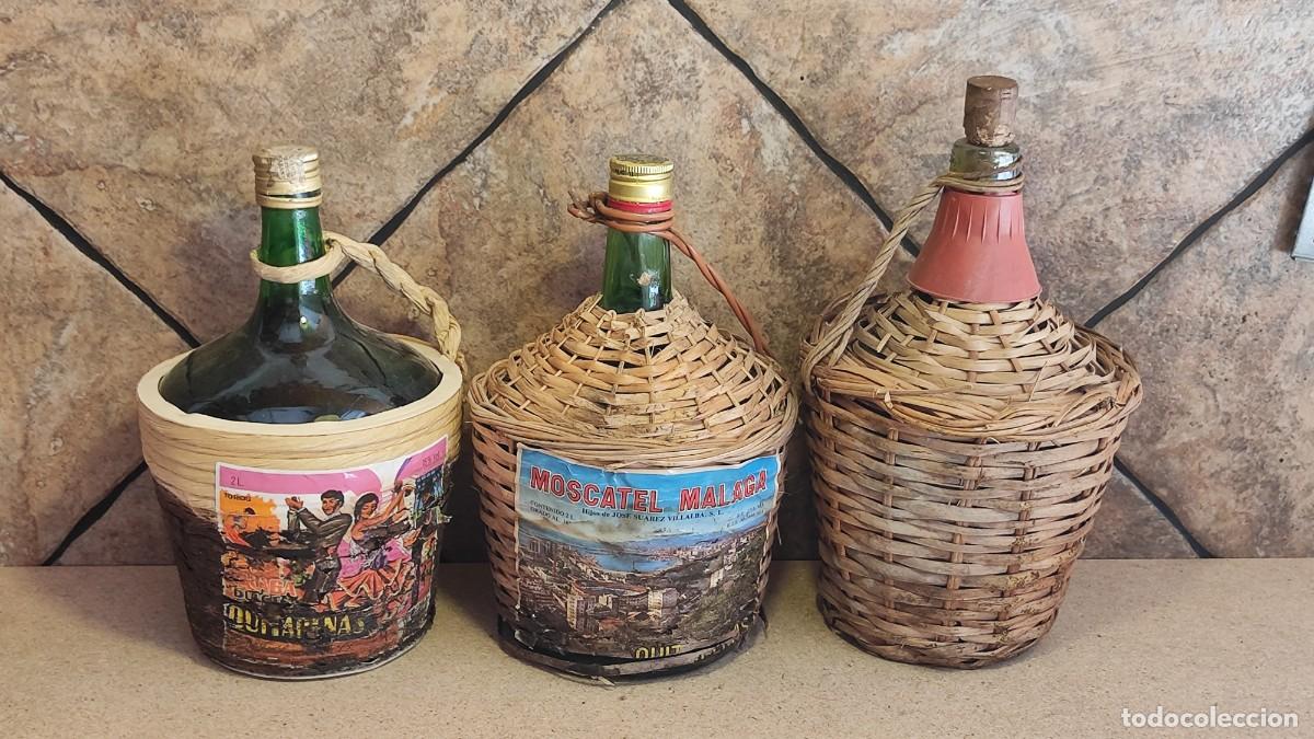 Bottiglie antiche: Lote 3 Garrafas MOSCATEL, VINO DULCE ... 2 litros, garraf&oacute;n d mimbre y cristal (M&aacute;laga, toros Viresa