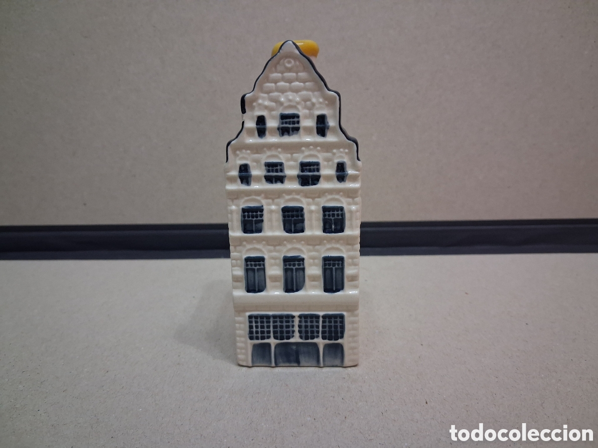Botellas antiguas: Casita botella en cer&aacute;mica de Delft