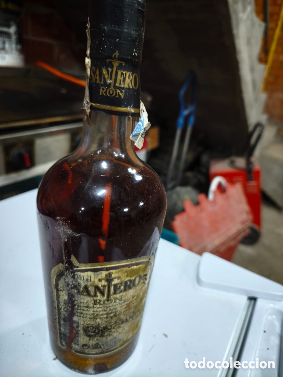 Botellas antiguas: Ron Santero tradicionalmente asociado con la cultura del caribe.