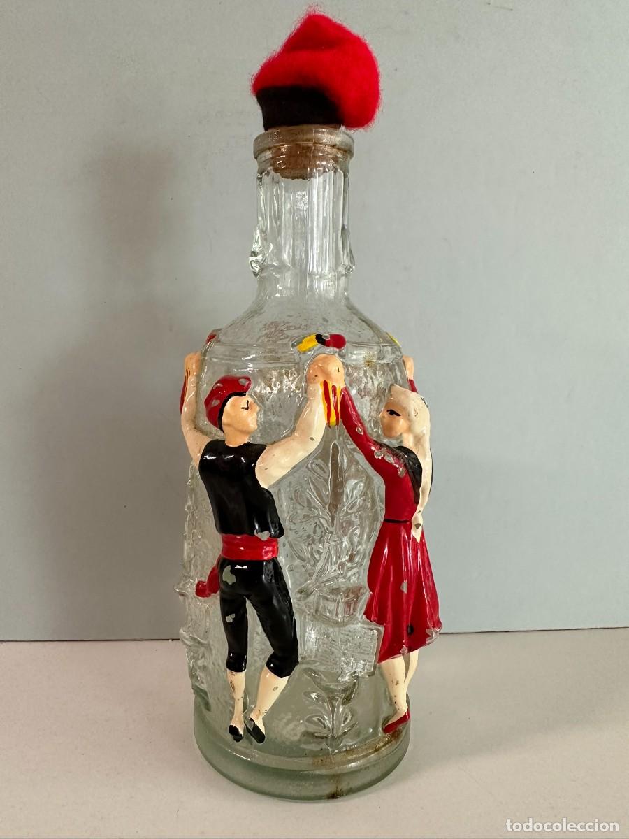 Botellas antiguas: Botella con baile Sardanas en relieve - Foto 1