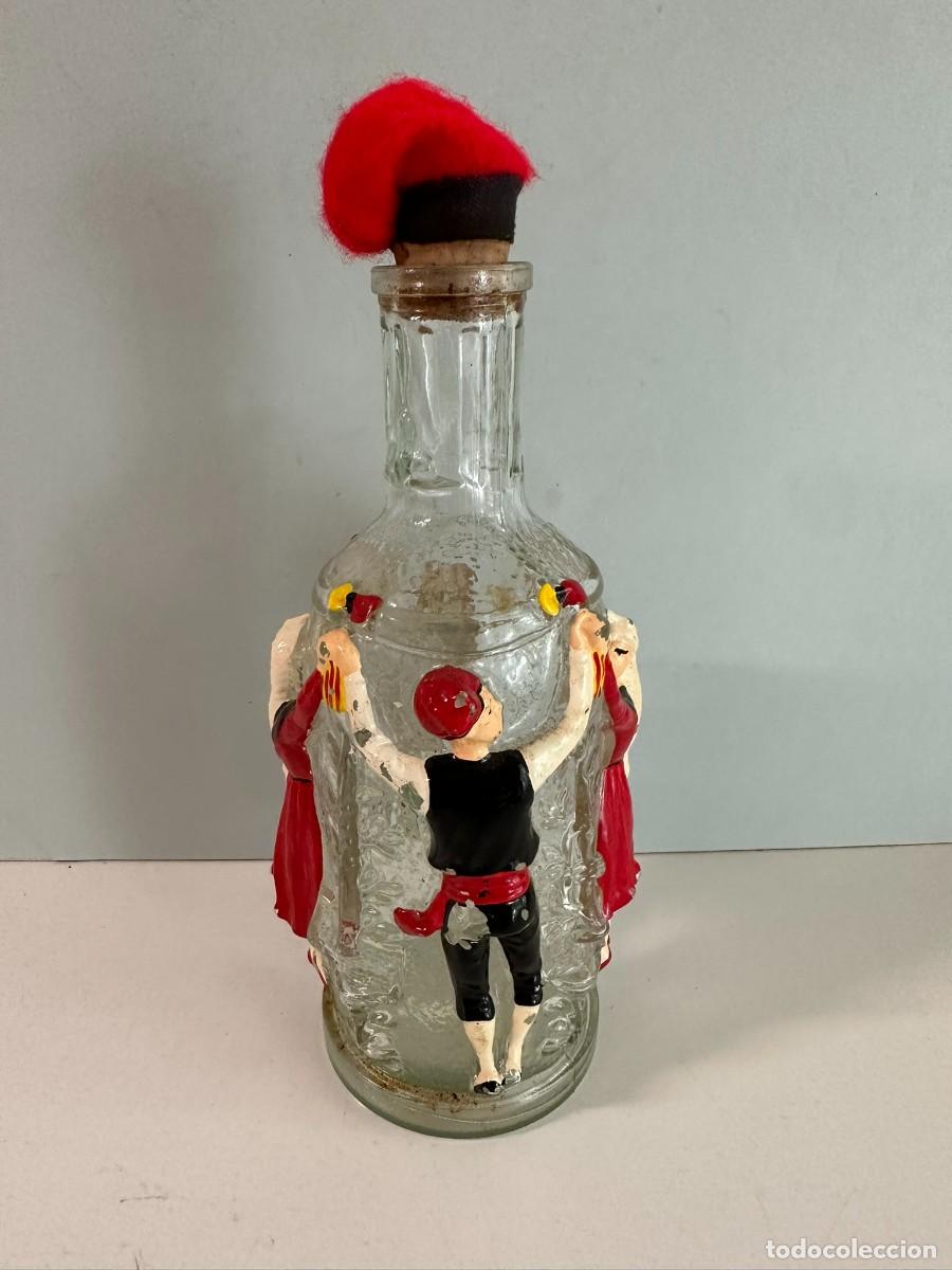 Botellas antiguas: Botella con baile Sardanas en relieve - Foto 2