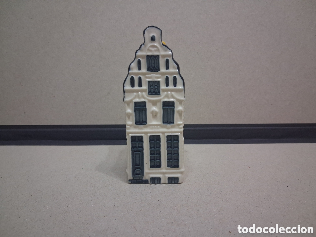 Botellas antiguas: Casita botella en cer&aacute;mica de Delft