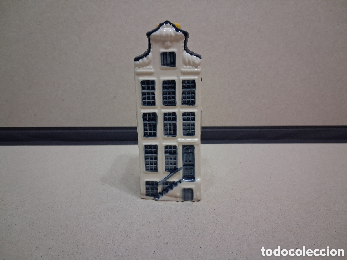 Botellas antiguas: Casita botella en cer&aacute;mica de Delft