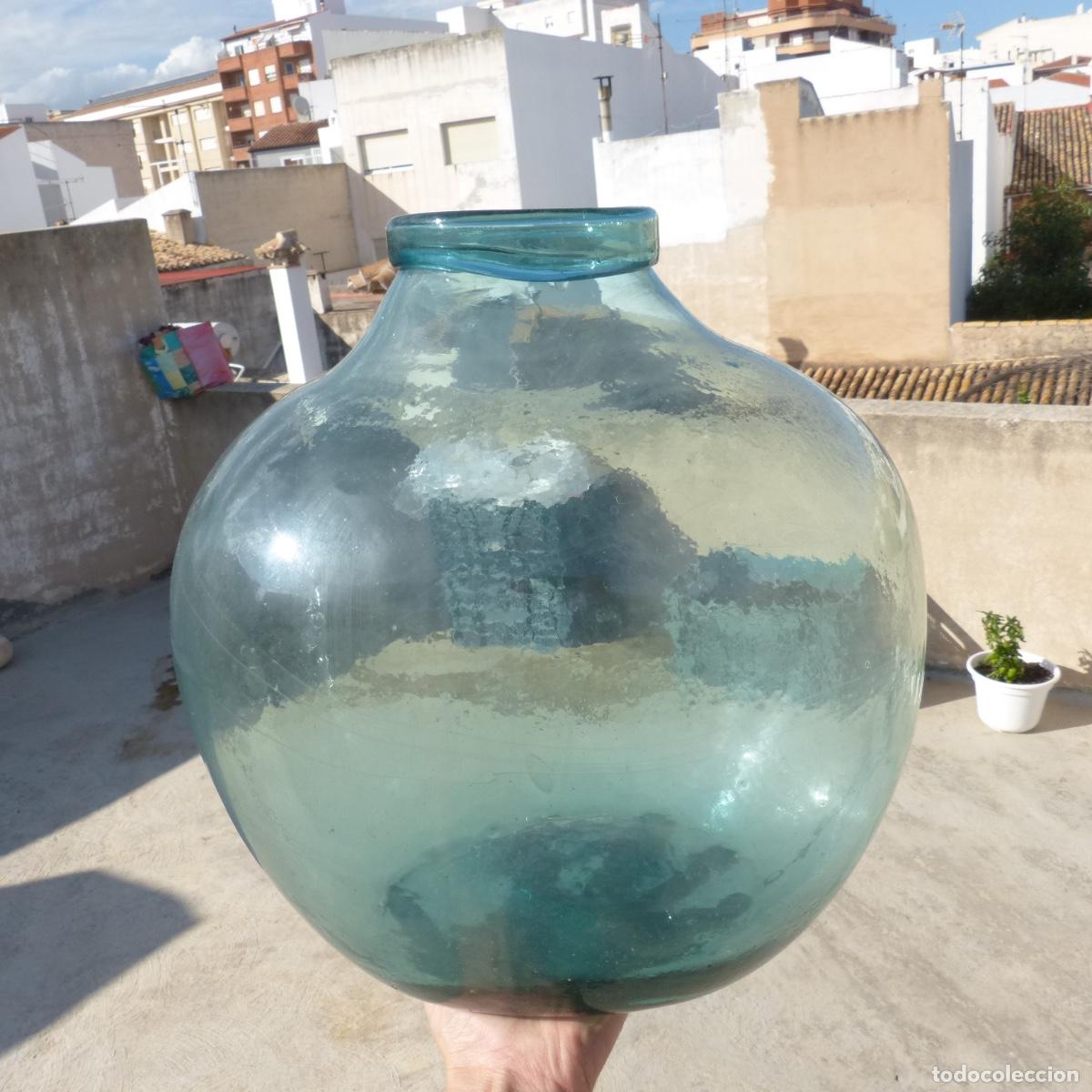Botellas antiguas: Antigua damajuana o garrafa de vidrio soplado, boca ancha, 16 litros. 36cm alt, 3200gr.
