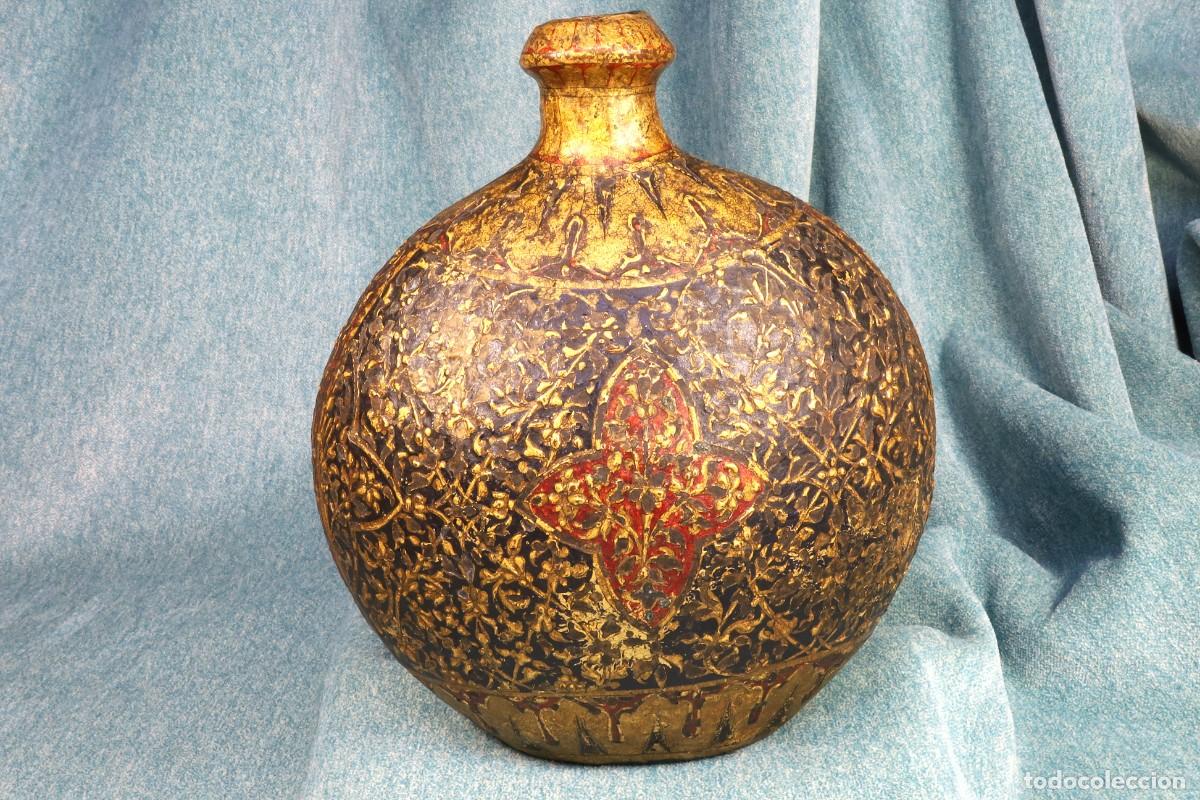 Botellas antiguas: Botella Indo persa madera o papel mach&eacute;. Pintada con relieve. Indo-Persian bottle. Painted.