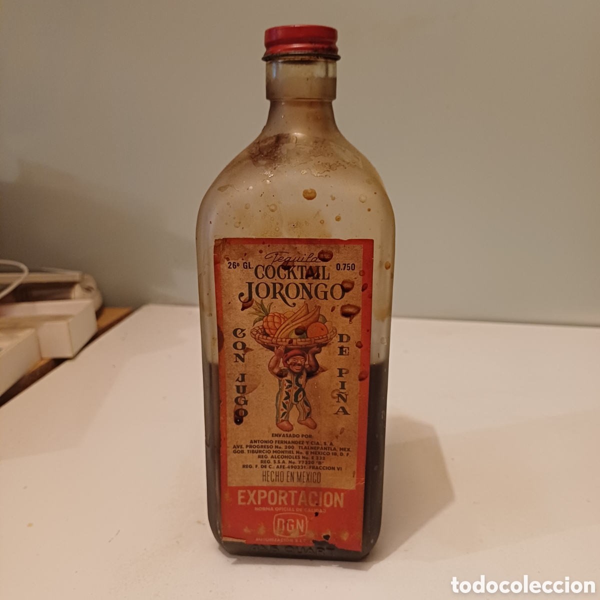 Garrafas antigas: Botella licor cocktail jorongo hecho en M&eacute;xico con pi&ntilde;a a la mitad