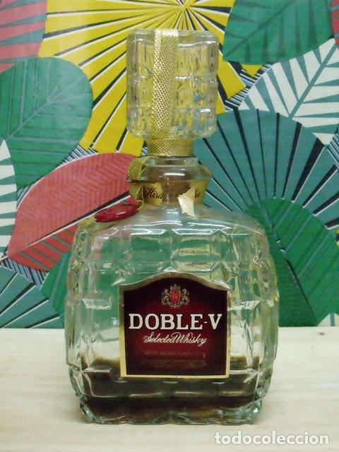 Botellas antiguas: Botella Whisky Doble V - Precinto Impuestos Bebidas Alcoh&oacute;licas Hacienda P&uacute;blica 8 Pesetas