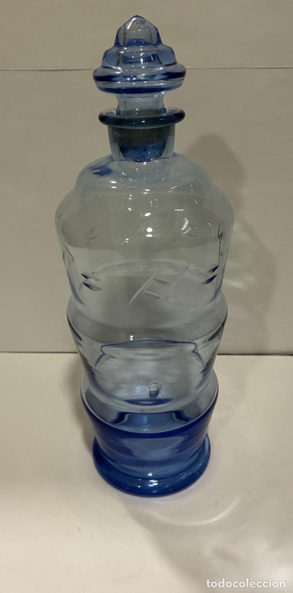Botellas antiguas: Botella licorera. Estilo Art Dec&oacute; de cristal soplado y moldeadoen tono azul con tap&oacute;n superior
