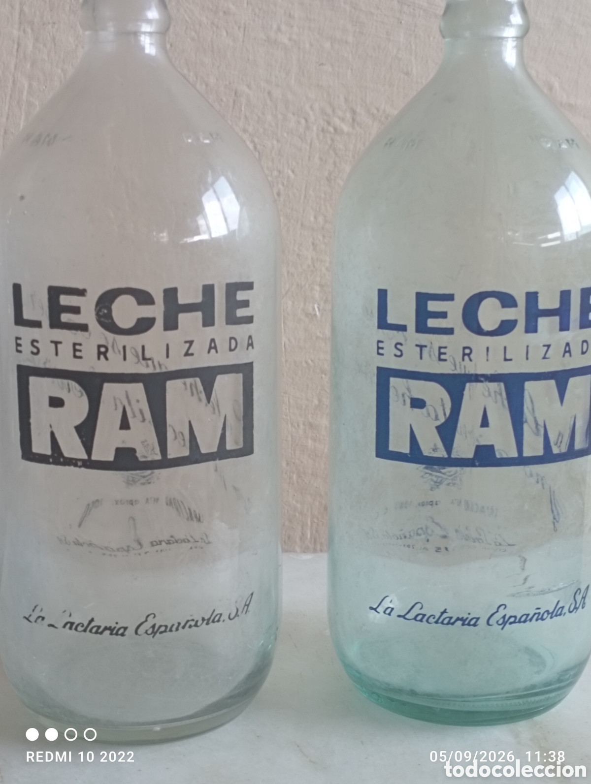 Botellas antiguas: Pareja de botellas de cristal Leche Ram