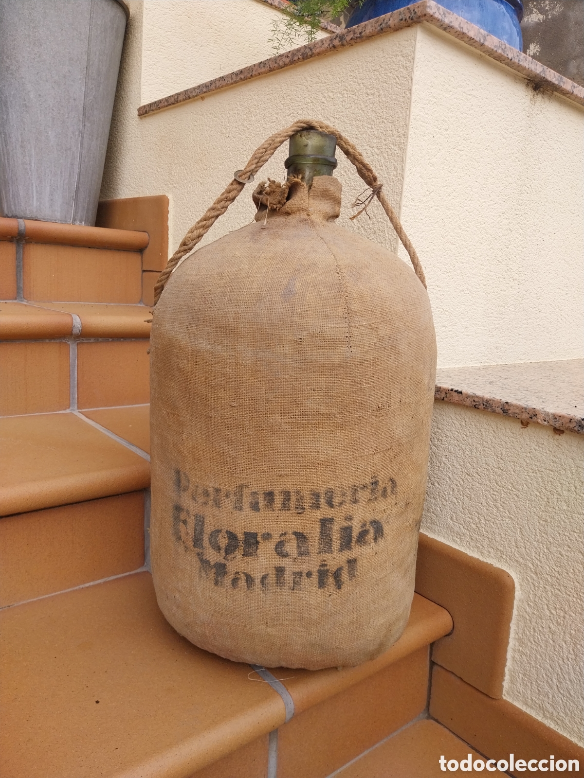 Botellas antiguas: Muy antigua damajuana tipo torpedo perfumer&iacute;a floralia,Madrid