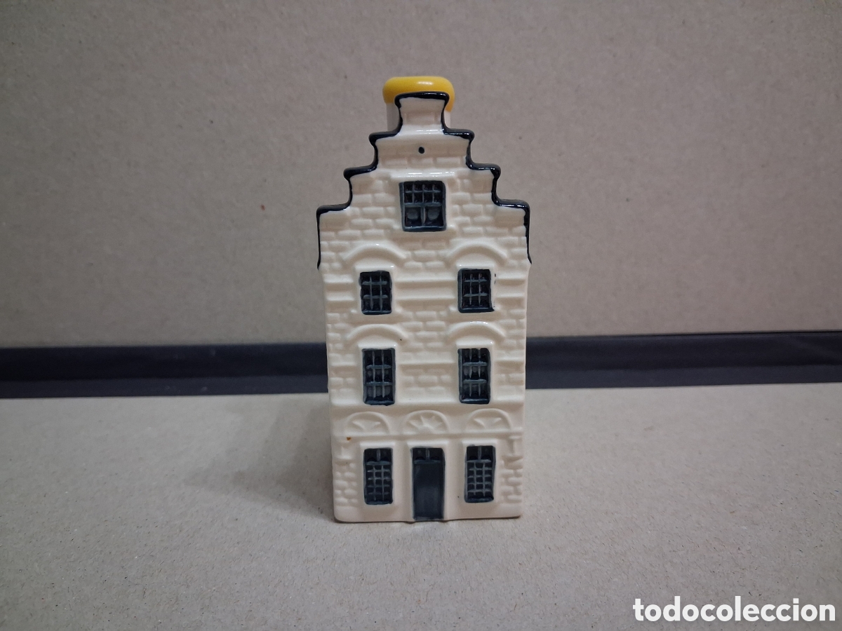 Botellas antiguas: Casita botella en cer&aacute;mica de Delft