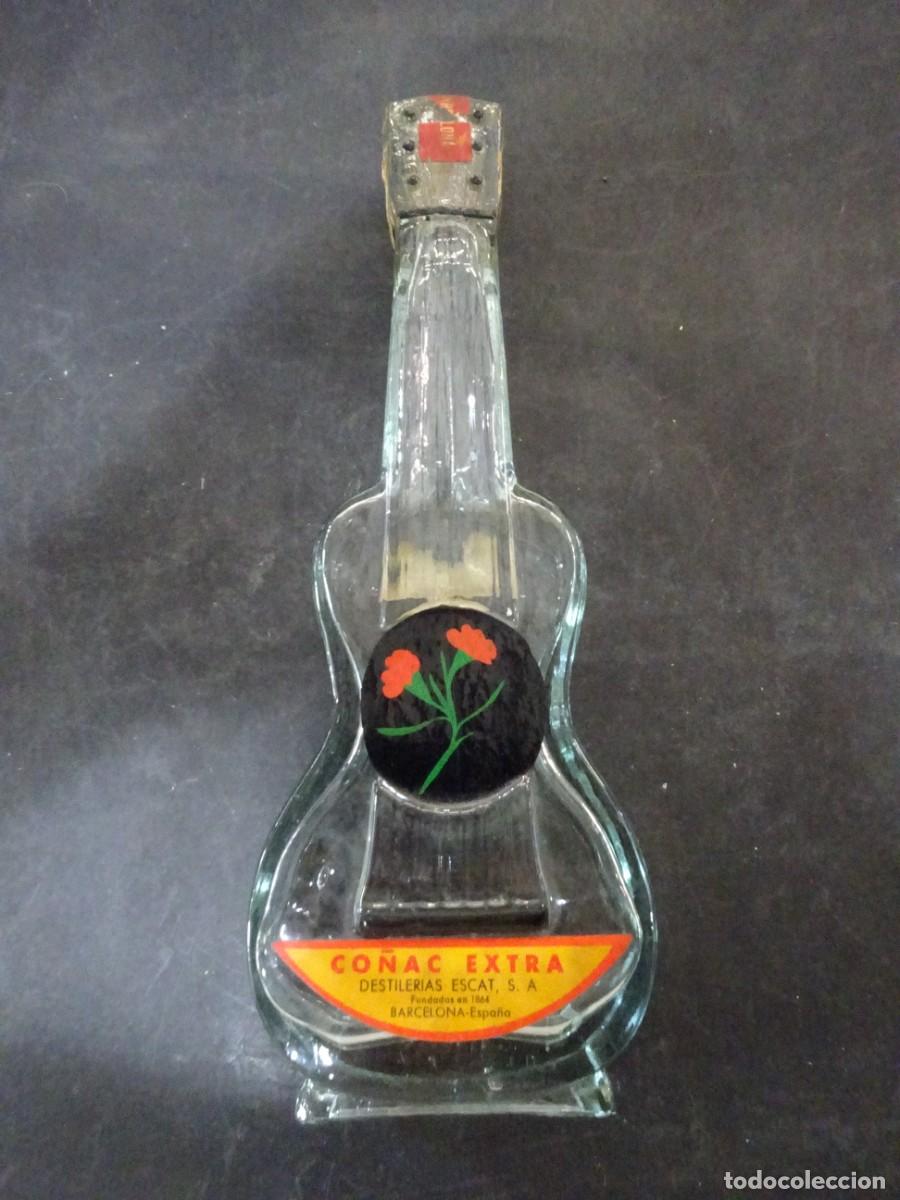 Botellas antiguas: BOTELLA CO&Ntilde;AC EXTRA DESTILERIAS ESCAT BARCELONA GUITARRA VACIA TECXX 528 S