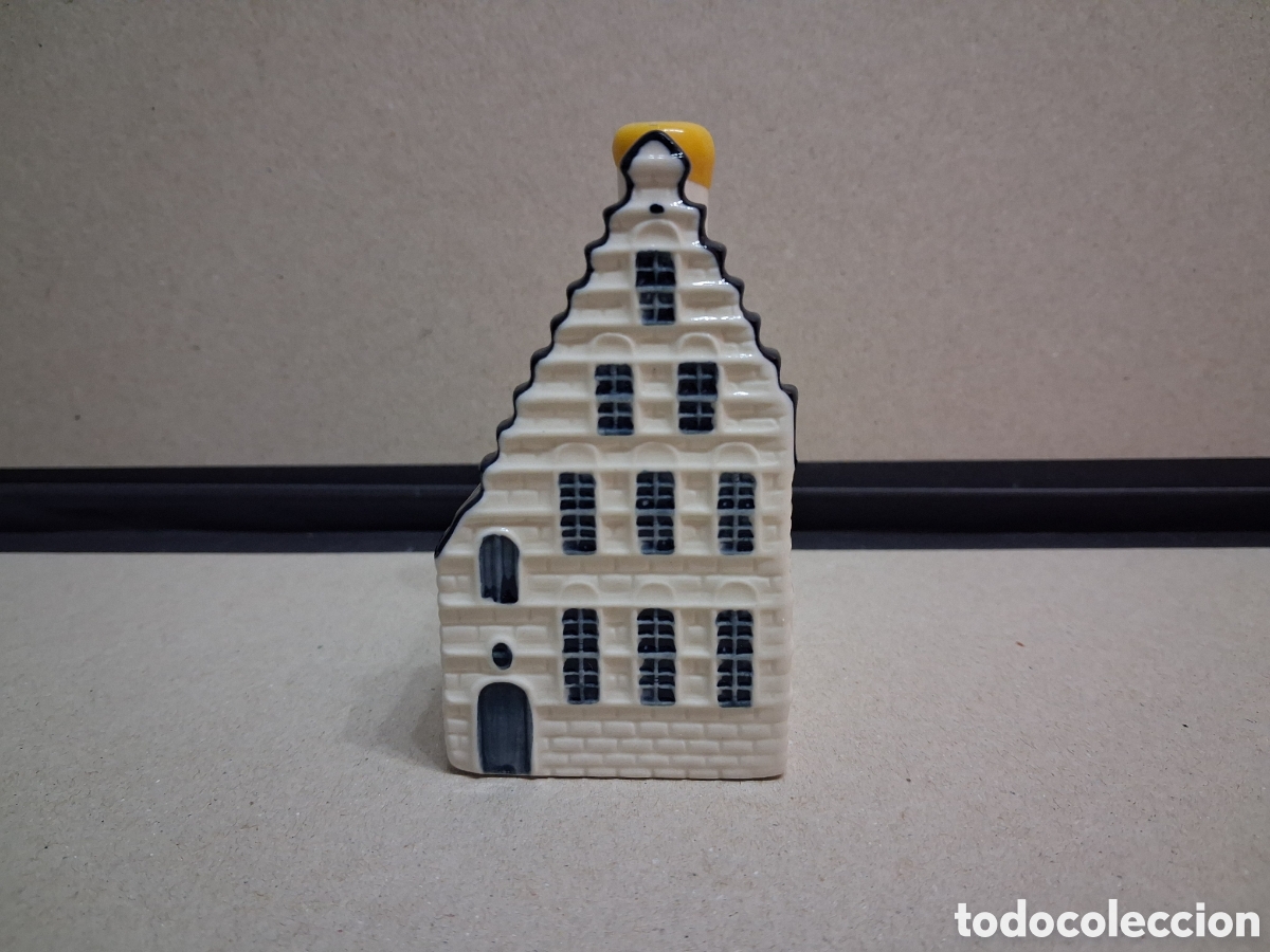 Botellas antiguas: Casita botella en cer&aacute;mica de Delft