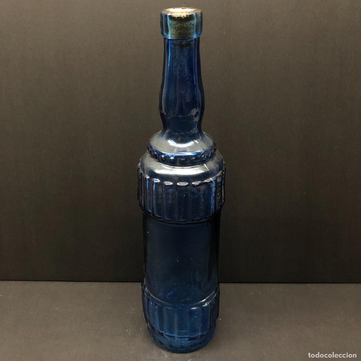 Botellas antiguas: ANTIGUA BOTELLA DECORATIVA DE VIDRIO PRENSADO AZUL - FABRICADO EN ESPA&Ntilde;A / 1603