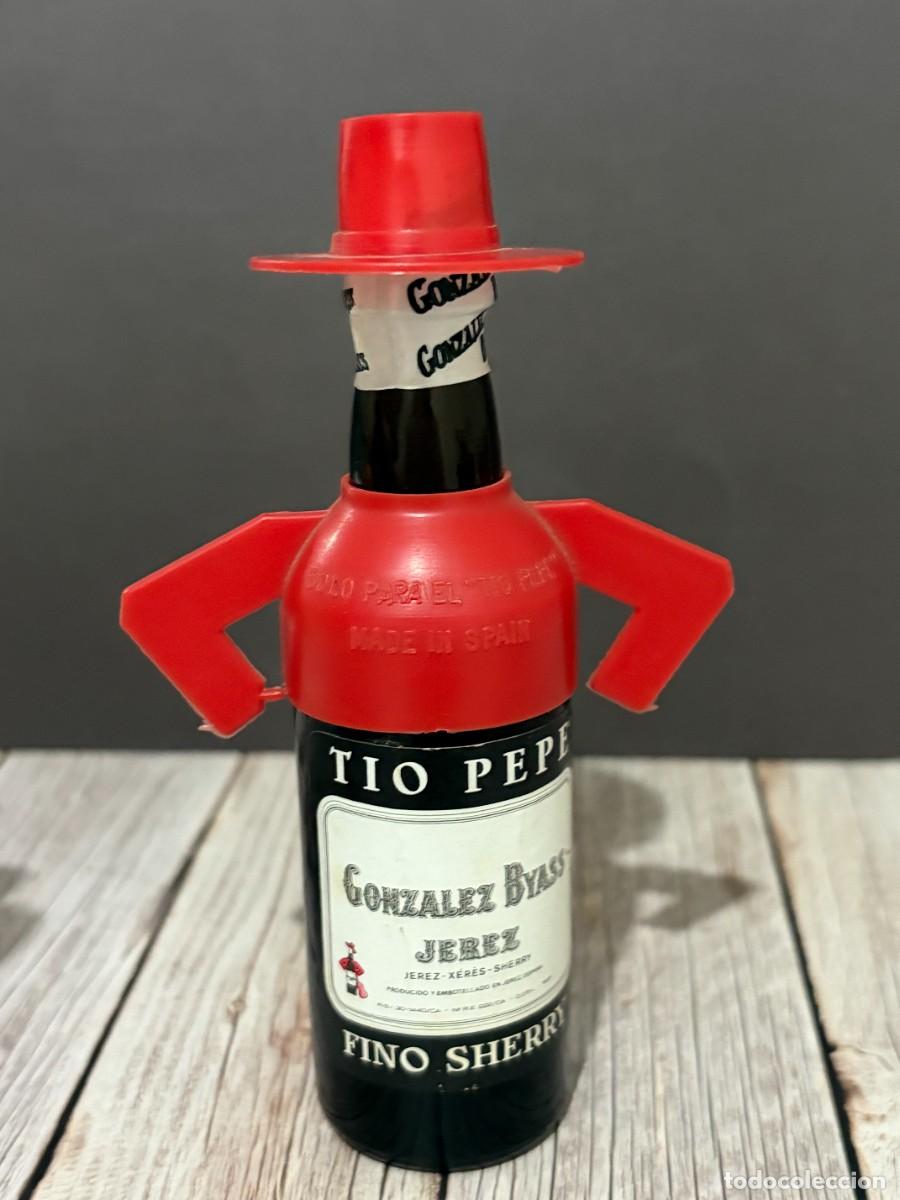 Botellas antiguas: BOTELL&Iacute;N. TIO PEPE. GONZALEZ BYASS. FINO SHERRY. JEREZ