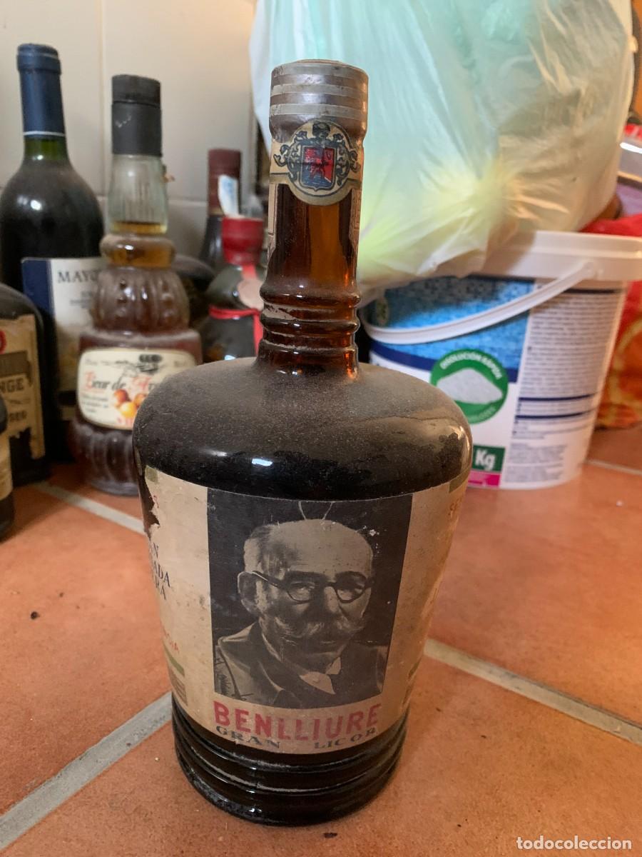 Botellas antiguas: BOTELLA GRAN LICOR BENLLIURE. 24 CM. DE ALTURA. JUAN SENSADA RIERA. VALENCIA