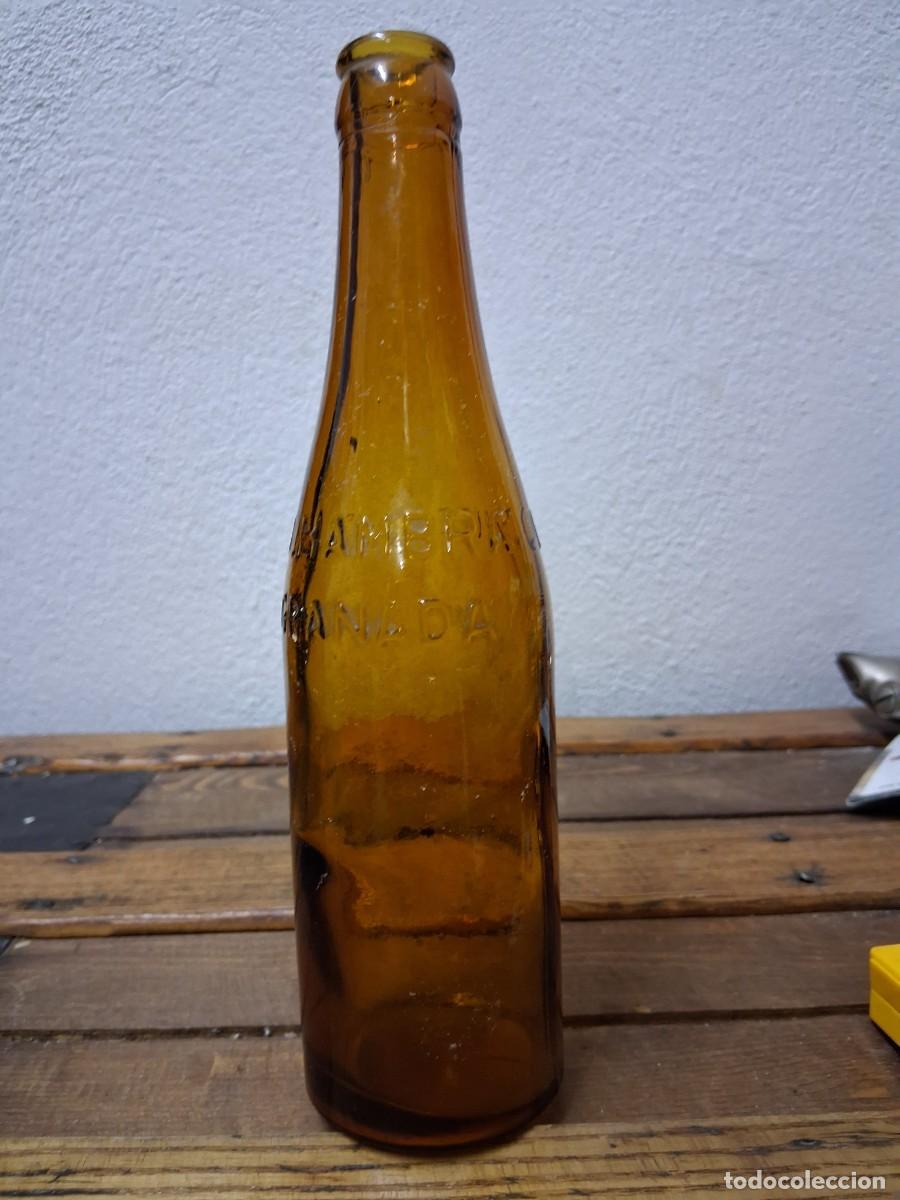 Botellas antiguas: Botella de cerveza Alhambra Granada relieve color marr&oacute;n ambar oscura