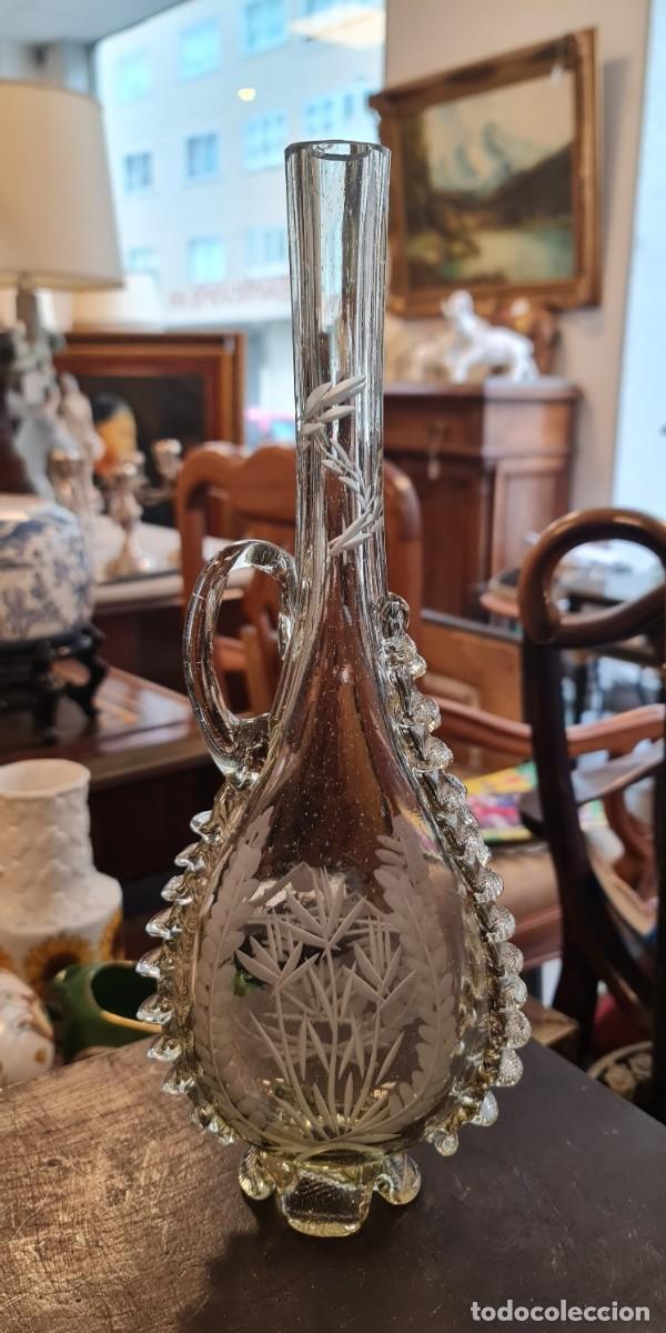 Botellas antiguas: Botella antigua de vidrio soplado con asa y grabado de espigas, cresta pinzada, 36 cm