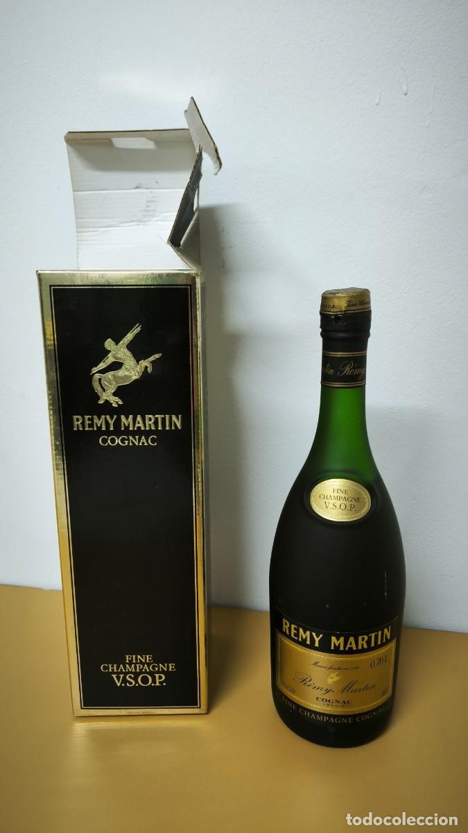Botellas antiguas: ANTIGUA BOTELLA FINE CHAMPAGNE COGNAC REMY MARTIN - V.S.O.P. - FRANCIA - PRECINTADA