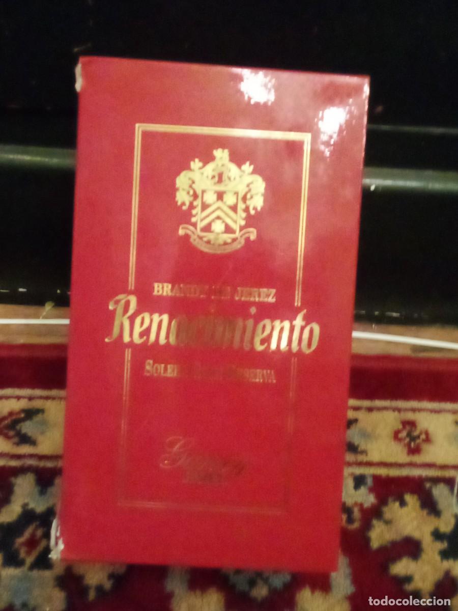 Botellas antiguas: caja y botella de brandy jerez vacia , renacimiento